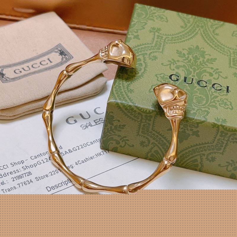 G*u*i bracelets